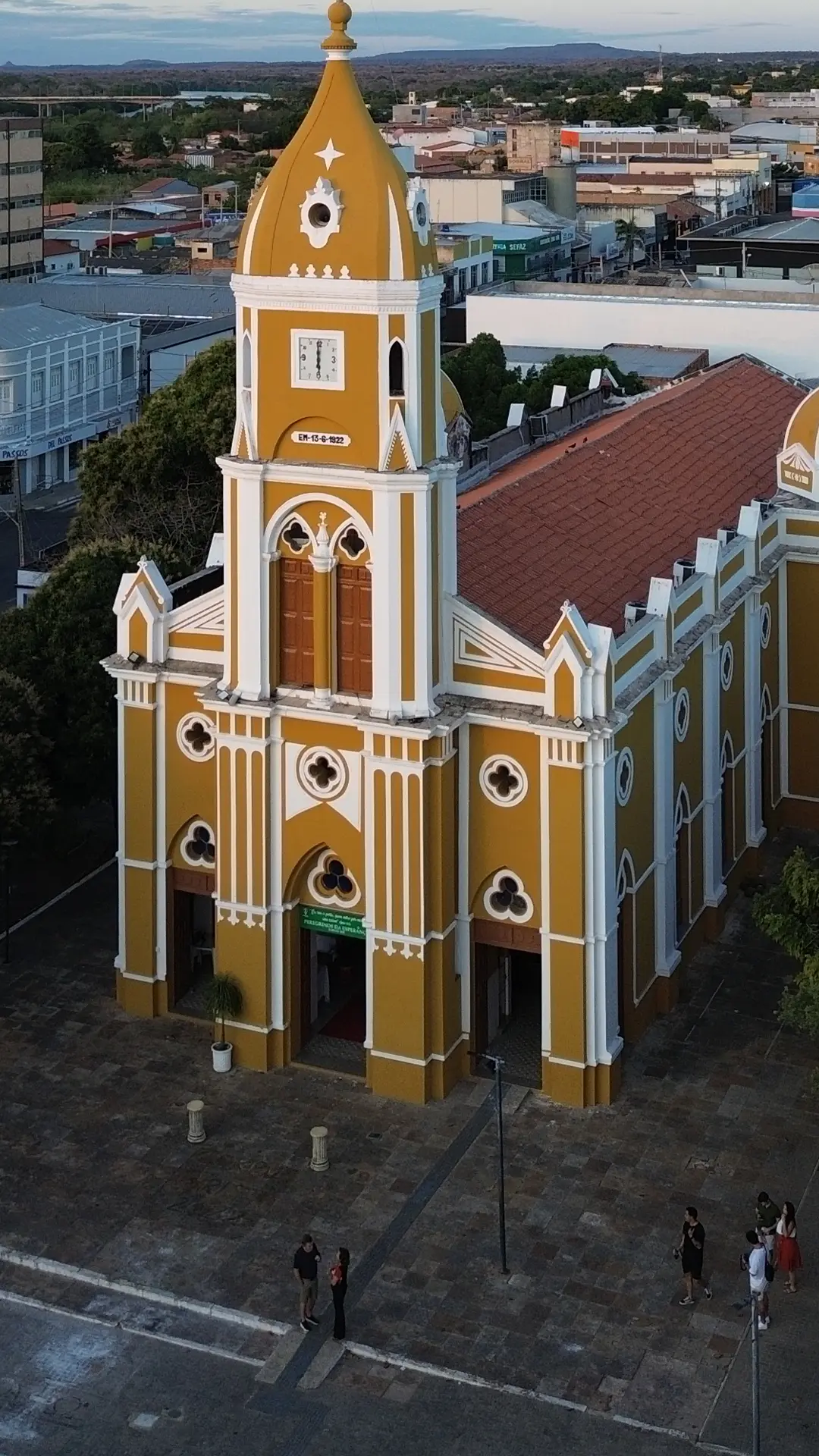 Vista aérea de Floriano-PI com igreja e paisagem da cidade